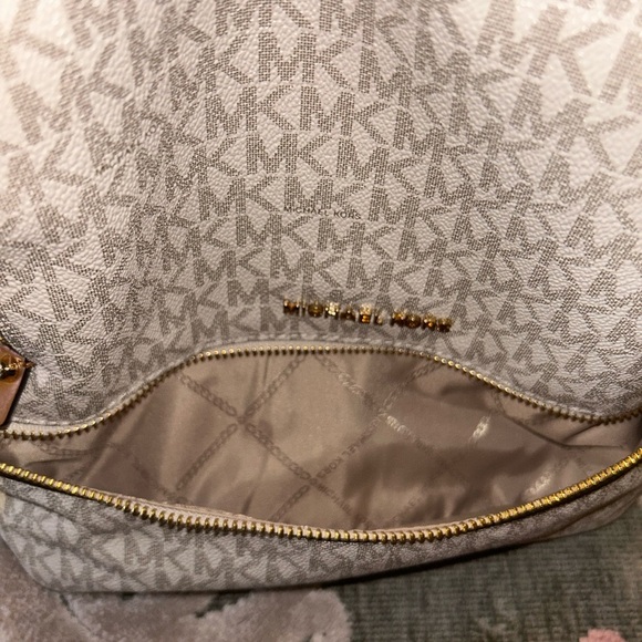 NWOT Michael Kors Rhea logo signature backpack - Picture 11 of 12